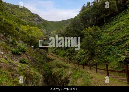 Die Furna do Enxofre, die sich im südöstlichen Teil der Caldeira da Ilha Graciosa auf der Insel Graciosa auf den Azoren befindet, ist eine beeindruckende Lavahöhle. Stockfoto