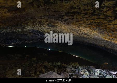 Die Furna do Enxofre, die sich im südöstlichen Teil der Caldeira da Ilha Graciosa auf der Insel Graciosa auf den Azoren befindet, ist eine beeindruckende Lavahöhle. Stockfoto