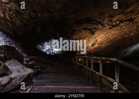 Die Furna do Enxofre, die sich im südöstlichen Teil der Caldeira da Ilha Graciosa auf der Insel Graciosa auf den Azoren befindet, ist eine beeindruckende Lavahöhle. Stockfoto