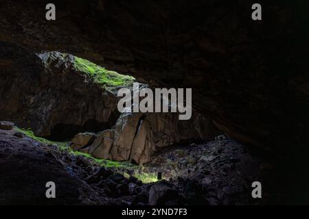 Die Furna do Enxofre, die sich im südöstlichen Teil der Caldeira da Ilha Graciosa auf der Insel Graciosa auf den Azoren befindet, ist eine beeindruckende Lavahöhle. Stockfoto