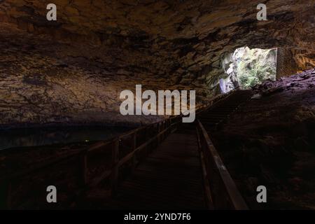 Die Furna do Enxofre, die sich im südöstlichen Teil der Caldeira da Ilha Graciosa auf der Insel Graciosa auf den Azoren befindet, ist eine beeindruckende Lavahöhle. Stockfoto