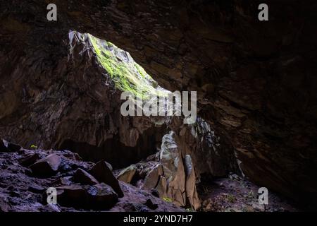 Die Furna do Enxofre, die sich im südöstlichen Teil der Caldeira da Ilha Graciosa auf der Insel Graciosa auf den Azoren befindet, ist eine beeindruckende Lavahöhle. Stockfoto