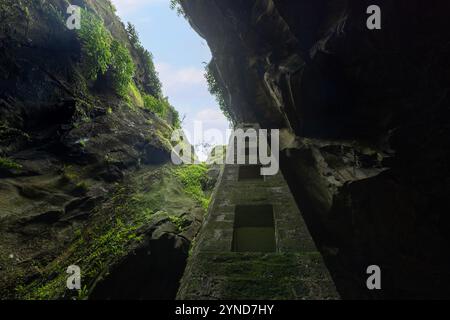 Die Furna do Enxofre, die sich im südöstlichen Teil der Caldeira da Ilha Graciosa auf der Insel Graciosa auf den Azoren befindet, ist eine beeindruckende Lavahöhle. Stockfoto