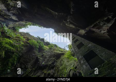 Die Furna do Enxofre, die sich im südöstlichen Teil der Caldeira da Ilha Graciosa auf der Insel Graciosa auf den Azoren befindet, ist eine beeindruckende Lavahöhle. Stockfoto