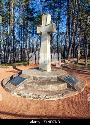 Russland, Kislowodsk - 4. Dezember 2023: Das Kreuz wurde 1848 zu Ehren des 50. Jahrestages der ersten Erholungssaison in Krestowaya Gora, Ki errichtet Stockfoto