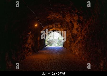 Die Furna do Enxofre, die sich im südöstlichen Teil der Caldeira da Ilha Graciosa auf der Insel Graciosa auf den Azoren befindet, ist eine beeindruckende Lavahöhle. Stockfoto