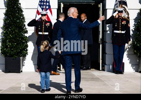 Washington, Usa. November 2024. US-Präsident Joe Biden, Mitte rechts, und Beau Biden, Enkel des US-Präsidenten Joe Biden, verlassen sich nach einer Zeremonie zur Begnadigung des National Thanksgiving Turkey auf dem Südrasen des Weißen Hauses in Washington, DC, USA, am Montag, den 25. November, 2024. die National Thanksgiving Truthühner wurden in Minnesota aufgezogen, und die heutige Zeremonie feiert den 77. Jahrestag der Präsentation. Foto: Tierney Cross/UPI Credit: UPI/Alamy Live News Stockfoto