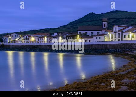 Praia ist ein Dorf mit Hafen, Strand und mehreren restaurierten Windmühlen auf der Azoren-Insel Graciosa in Portugal. Stockfoto