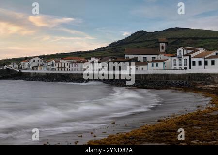 Praia ist ein Dorf mit Hafen, Strand und mehreren restaurierten Windmühlen auf der Azoren-Insel Graciosa in Portugal. Stockfoto