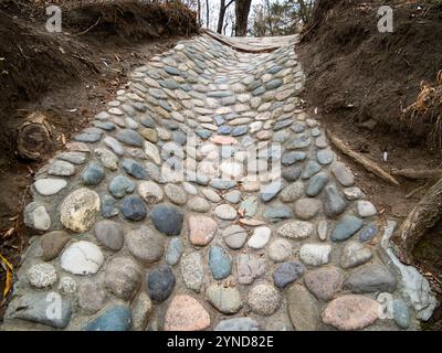 Ein mit einem Steinmosaik gesäumter Entwässerungsgraben im Nationalpark Kislowodsk Stockfoto
