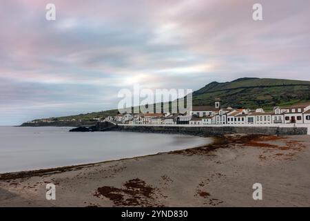 Praia ist ein Dorf mit Hafen, Strand und mehreren restaurierten Windmühlen auf der Azoren-Insel Graciosa in Portugal. Stockfoto