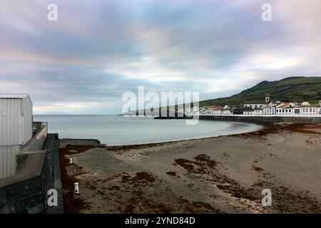 Praia ist ein Dorf mit Hafen, Strand und mehreren restaurierten Windmühlen auf der Azoren-Insel Graciosa in Portugal. Stockfoto