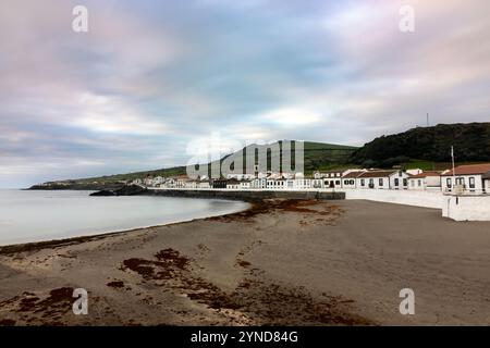 Praia ist ein Dorf mit Hafen, Strand und mehreren restaurierten Windmühlen auf der Azoren-Insel Graciosa in Portugal. Stockfoto