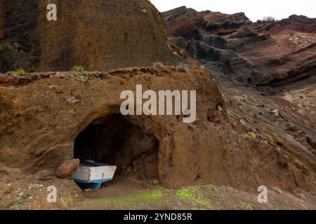 Der Fischerhafen Porto Afonso liegt in einer kleinen Bucht auf der Insel Graciosa auf den Azoren, die von einem etwa 100 m hohen und bröckelnden vulkanischen cli geschützt ist Stockfoto