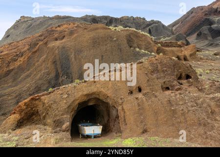 Der Fischerhafen Porto Afonso liegt in einer kleinen Bucht auf der Insel Graciosa auf den Azoren, die von einem etwa 100 m hohen und bröckelnden vulkanischen cli geschützt ist Stockfoto