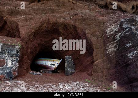 Der Fischerhafen Porto Afonso liegt in einer kleinen Bucht auf der Insel Graciosa auf den Azoren, die von einem etwa 100 m hohen und bröckelnden vulkanischen cli geschützt ist Stockfoto