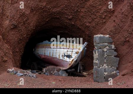 Der Fischerhafen Porto Afonso liegt in einer kleinen Bucht auf der Insel Graciosa auf den Azoren, die von einem etwa 100 m hohen und bröckelnden vulkanischen cli geschützt ist Stockfoto