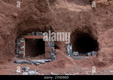 Der Fischerhafen Porto Afonso liegt in einer kleinen Bucht auf der Insel Graciosa auf den Azoren, die von einem etwa 100 m hohen und bröckelnden vulkanischen cli geschützt ist Stockfoto