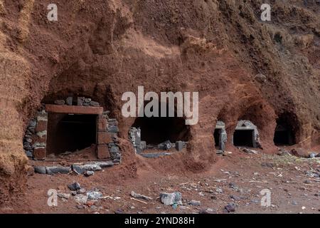Der Fischerhafen Porto Afonso liegt in einer kleinen Bucht auf der Insel Graciosa auf den Azoren, die von einem etwa 100 m hohen und bröckelnden vulkanischen cli geschützt ist Stockfoto