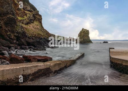 Der Fischerhafen Porto Afonso liegt in einer kleinen Bucht auf der Insel Graciosa auf den Azoren, die von einem etwa 100 m hohen und bröckelnden vulkanischen cli geschützt ist Stockfoto