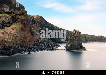 Der Fischerhafen Porto Afonso liegt in einer kleinen Bucht auf der Insel Graciosa auf den Azoren, die von einem etwa 100 m hohen und bröckelnden vulkanischen cli geschützt ist Stockfoto
