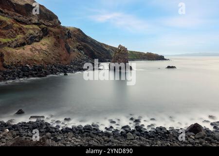 Der Fischerhafen Porto Afonso liegt in einer kleinen Bucht auf der Insel Graciosa auf den Azoren, die von einem etwa 100 m hohen und bröckelnden vulkanischen cli geschützt ist Stockfoto