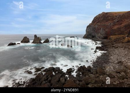 Der Fischerhafen Porto Afonso liegt in einer kleinen Bucht auf der Insel Graciosa auf den Azoren, die von einem etwa 100 m hohen und bröckelnden vulkanischen cli geschützt ist Stockfoto