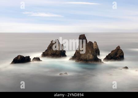 Der Fischerhafen Porto Afonso liegt in einer kleinen Bucht auf der Insel Graciosa auf den Azoren, die von einem etwa 100 m hohen und bröckelnden vulkanischen cli geschützt ist Stockfoto