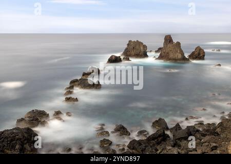 Der Fischerhafen Porto Afonso liegt in einer kleinen Bucht auf der Insel Graciosa auf den Azoren, die von einem etwa 100 m hohen und bröckelnden vulkanischen cli geschützt ist Stockfoto
