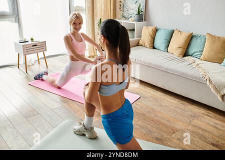 Zwei junge Frauen nehmen ein herzliches Workout mit einem Lächeln und einer gemeinsamen Motivation an. Stockfoto