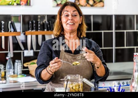 Karibischer Kochworkshop mit Küchenchef Helmi Smeulders. In Wasser gekochte Okra macht eine schleimige Suppe. Sie schmecken auch gut geröstet, und die Samen können zum Rösten eines Kaffeersatzmittels verwendet werden. Djonora Marthaweg, Kòrsou, Curacao, Curacao Stockfoto