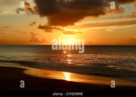 Sonnenuntergang in Plage de la Perle, Guadeloupe Stockfoto