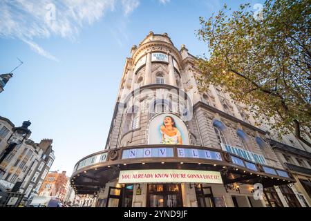 LONDON – 21. NOVEMBER 2024: Novello Theatre im Londoner West End, ein denkmalgeschütztes Gebäude, das die beliebte Mama Mia-Produktion zeigt Stockfoto