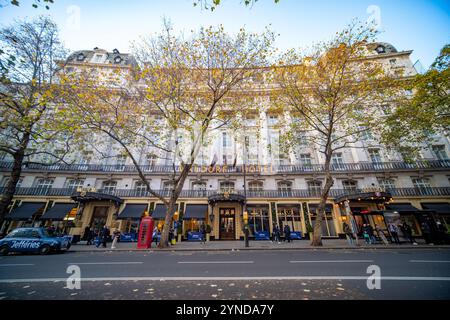 LONDON - 21. NOVEMBER 2024: The Waldorf Hilton, Adwych London. Wahrzeichen und historisches 5-Sterne-Hotel in Covent Garden Stockfoto