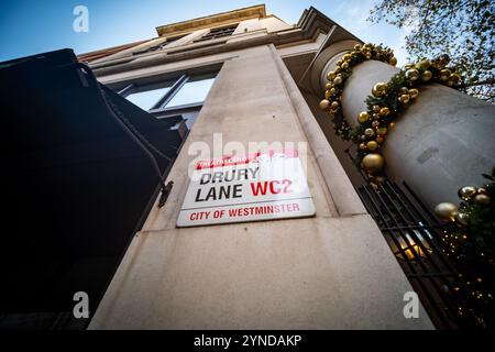 LONDON – 21. NOVEMBER 2024: Westminster Straßenschild für Drury Lane WC2 – Land Market Street im Covent Garden Theater Stockfoto