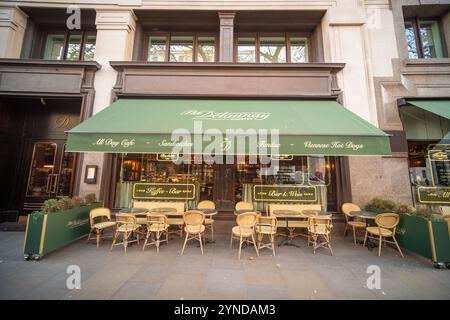 LONDON - 21. NOVEMBER 2024: Die Delaunay - ganztägig geöffnete Brasserie in eleganter Umgebung eines großen Cafés - Aldwych Stockfoto