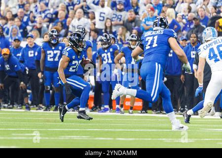 Indianapolis, Indiana, USA. November 2024. Indianapolis Colts Running Back Jonathan Taylor (28) läuft mit dem Ball während der NFL-Action gegen die Detroit Lions im Lucas Oil Stadium in Indianapolis, Indiana. John Mersits/CSM/Alamy Live News Stockfoto