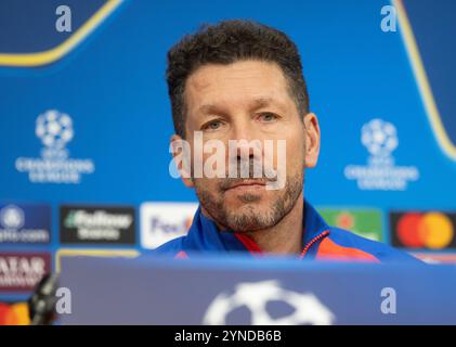 Prag, Tschechische Republik. November 2024. Diego Simeone Trainer von Atletico Madrid nimmt an einer Pressekonferenz vor der UEFA Champions League am 25. November 2024 in Prag, Tschechien, Teil. Quelle: Michaela Rihova/CTK Photo/Alamy Live News Stockfoto