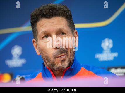 Prag, Tschechische Republik. November 2024. Diego Simeone Trainer von Atletico Madrid nimmt an einer Pressekonferenz vor der UEFA Champions League am 25. November 2024 in Prag, Tschechien, Teil. Quelle: Michaela Rihova/CTK Photo/Alamy Live News Stockfoto