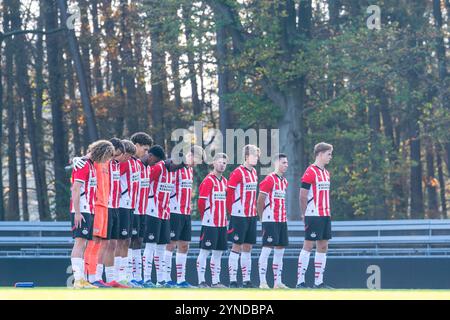 EINDHOVEN, NIEDERLANDE - 5. NOVEMBER: Tijn Smolenaars vom PSV Eindhoven U19, EUS Waayers vom PSV Eindhoven U19, Michael Anthony Bresser vom PSV Eindhoven U19, Floris Bos vom PSV Eindhoven U19, Raf van de Riet vom PSV Eindhoven U19, Fabian Merien vom PSV Eindhoven U19, Manuel Bahaty von PSV U19, Udhoven Udhoven U19, Nicooven U19, U19, Udhoven U19, Udhoven U19, Udhoven U19, Udhoven U19, Udhoven Udhoven Udhoven Udhoven U19 Joel van den Berg vom PSV Eindhoven U19 und Jairo Beerens vom PSV Eindhoven U19 während eines Schweigens während des Spiels der UEFA Youth League 2024/25 zwischen PSV Eindhoven und Girona am PSV Campus de Herdgang am 5. November, Stockfoto