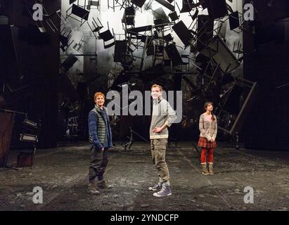 l-r: Rosalie Craig (Rosalind), Joe Bannister (Orlando), Patsy Ferran (Celia) in AS YOU LIKE IT von Shakespeare im Olivier Theatre, National Theatre (NT), London SE1 03/11/2015 Musik: Orlando Gough Set Design: Lizzie Clachan Kostüme: Christina Cunningham Beleuchtung: Jon Clark Regie Findlay Stockfoto