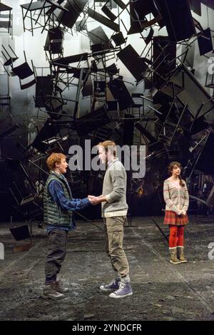 l-r: Rosalie Craig (Rosalind), Joe Bannister (Orlando), Patsy Ferran (Celia) in AS YOU LIKE IT von Shakespeare im Olivier Theatre, National Theatre (NT), London SE1 03/11/2015 Musik: Orlando Gough Set Design: Lizzie Clachan Kostüme: Christina Cunningham Beleuchtung: Jon Clark Regie Findlay Stockfoto