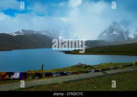 Gurudongmar Lake, einer der höchsten Seen der Welt und Indien, 17.800 m, Sikkim, Indien. Gilt als heilig für Buddhisten, Sikhs und Hindus. Stockfoto