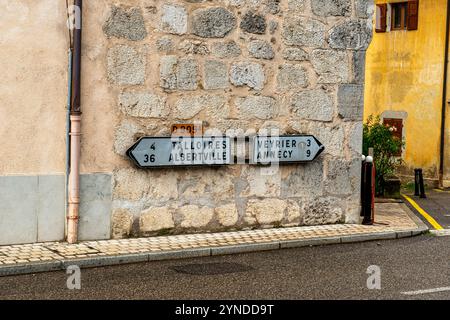 Wegweiser in Menthon-Saint-Bernard ist ein kleines Dorf am Ostufer des Lake Annecy im Südosten Frankreichs Stockfoto