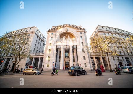 LONDON – 21. NOVEMBER 2024: Kings College London Buildings, Strand Campus – renommierte britische Universität im Zentrum von London Stockfoto