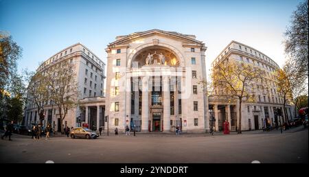 LONDON – 21. NOVEMBER 2024: Kings College London Buildings, Strand Campus – renommierte britische Universität im Zentrum von London Stockfoto