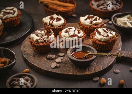 Hausgemachte glutenfreie Mandelcupcakes mit Frischkäsezuckerguss und Schokoladenganage Stockfoto