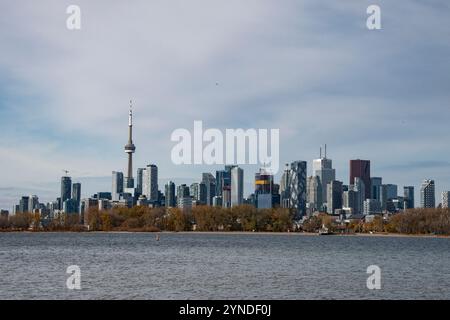 Blick auf die Innenstadt von Toronto vom Tommy Thompson Park in Scarborough, Ontario, Kanada Stockfoto