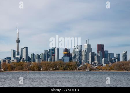 Blick auf die Innenstadt von Toronto vom Tommy Thompson Park in Scarborough, Ontario, Kanada Stockfoto