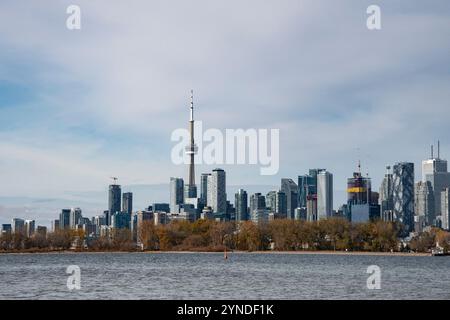 Blick auf die Innenstadt von Toronto vom Tommy Thompson Park in Scarborough, Ontario, Kanada Stockfoto